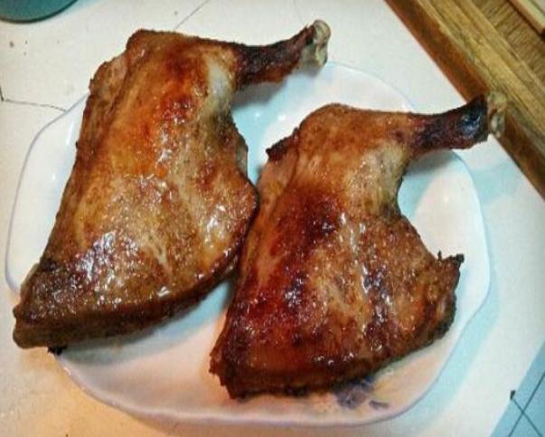 大妈校门口卖便宜小吃1块5个,大叔在学校门口卖小吃一元二个