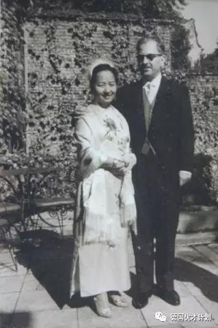 这个漂亮的中国女人轰动整个西方被尊为“圣母”,中国却少人知道