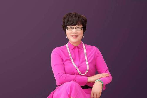 开拖拉机，卖小饰品，浙江80后美女商人凭什么成长为千亿富豪？