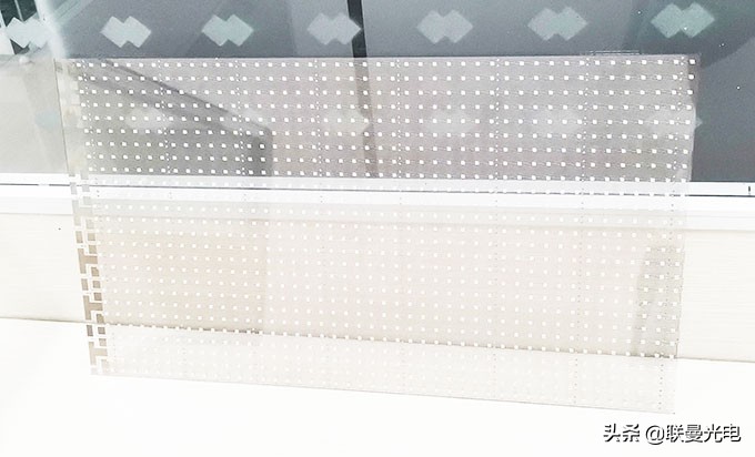玻璃透明led屏多少钱一平方米,柔性透明薄膜led屏