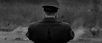 《冒牌上尉》:19岁少年逃兵的刽子手生涯,极权主义下的人性拷问