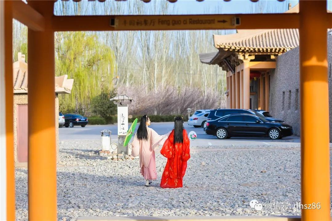 敦煌鸣沙山下百花争艳,甘肃敦煌鸣沙山下杏花枝头春意闹