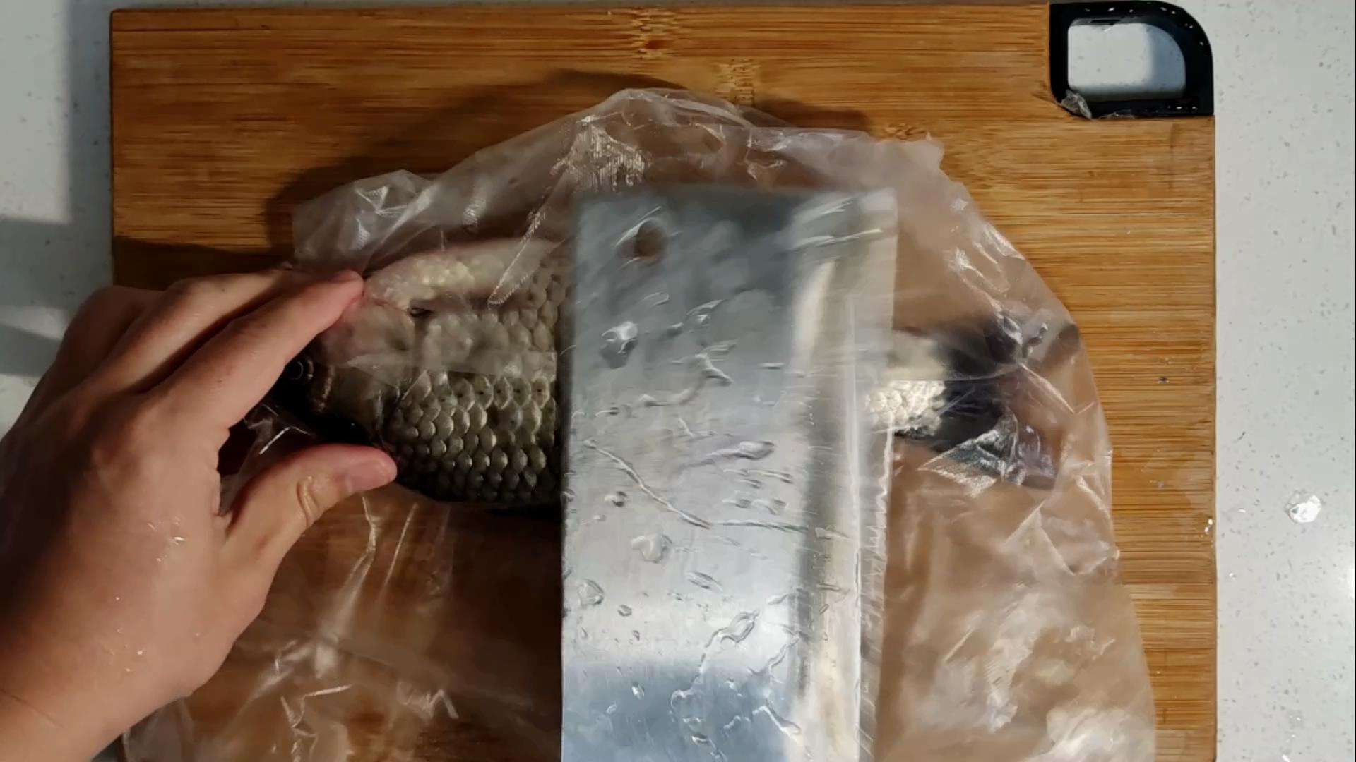 23年一级大厨分享鱼去鳞妙招，1个塑料袋，鱼鳞不飞溅不粘案板