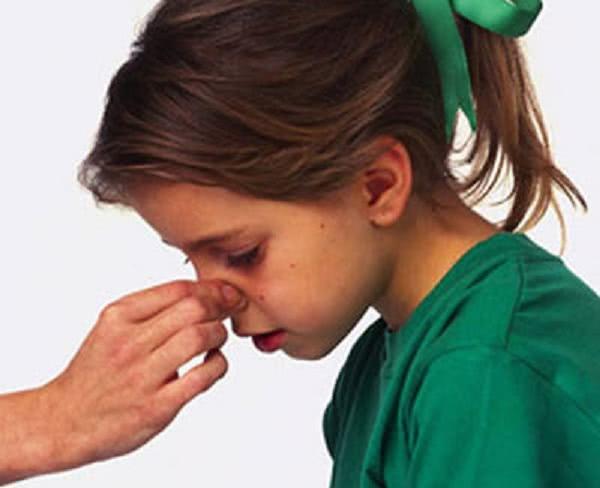 宝宝从80厘米床掉下来怎么办,婴儿坠床摔到头后多久脱离危险