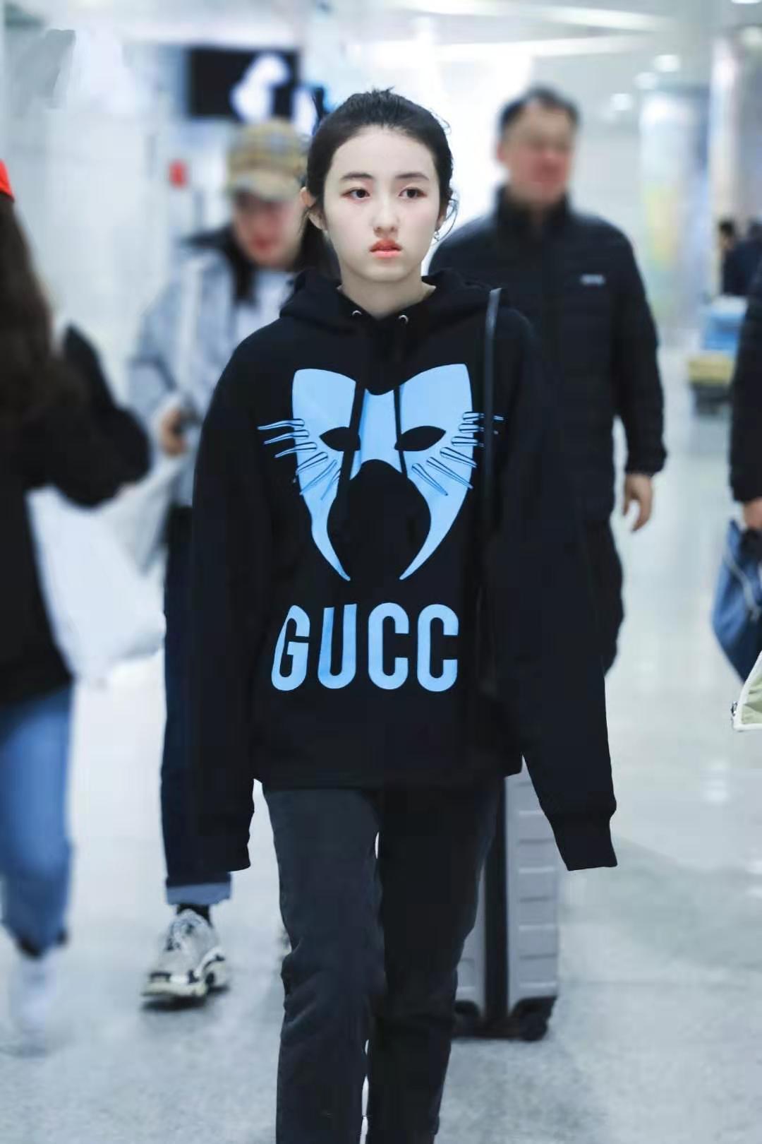 张子枫终于找对了穿衣风格,张子枫到底有多少钱