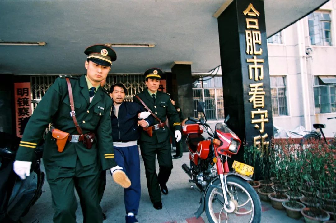 用镜头对准法子英枪口的警察摄影家