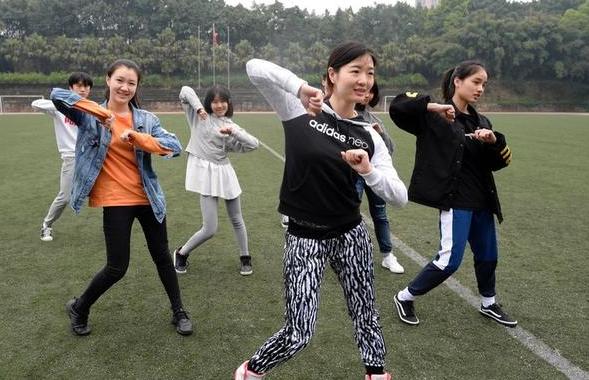 年轻女老师训话00后学生,年轻女教师训00后学生