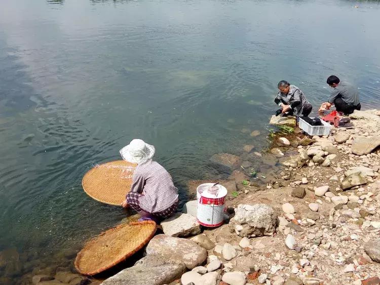 一个让人流连忘返的地方，山清水秀，只需要坐在河边发呆就行。