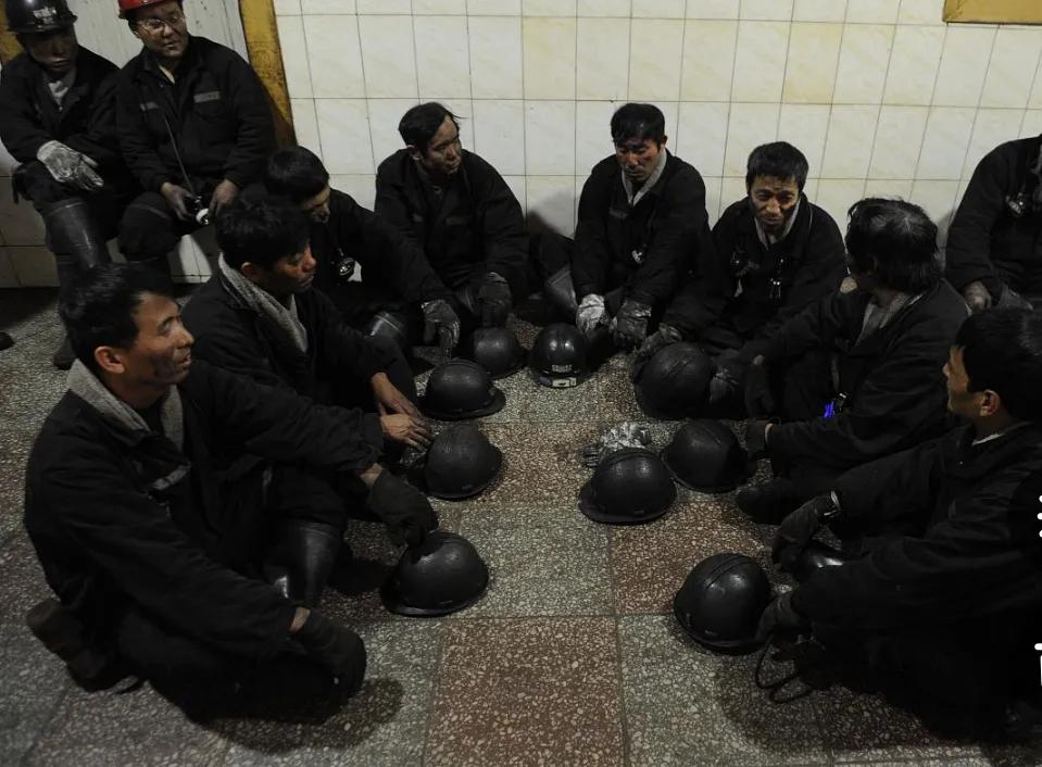 煤矿工人最真实的生活完整版,煤矿工人一个月能赚多少钱