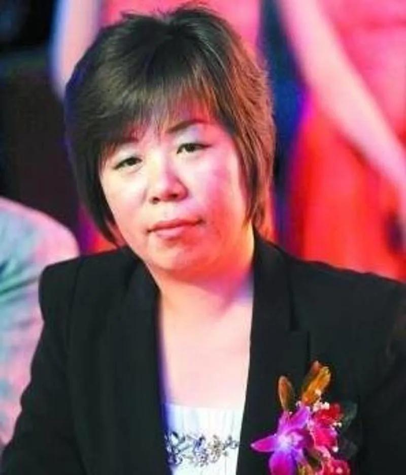 从富士康打工妹到百亿富豪,富士康出走的最牛厂妹是谁