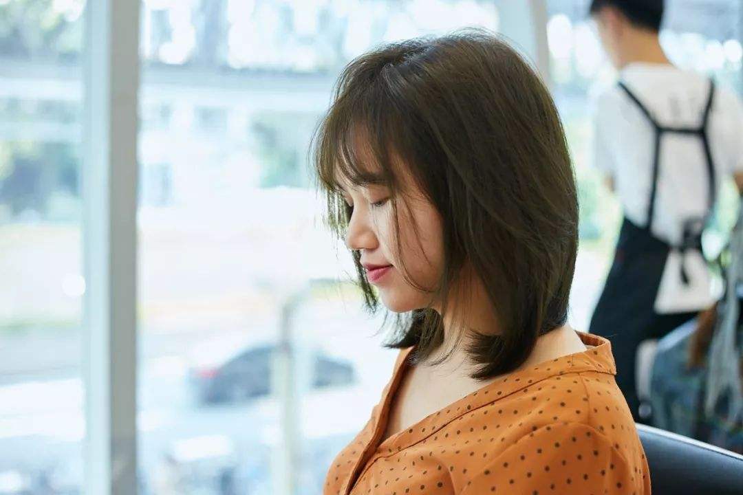 女孩白裤子变红幸得陌生人帮助，初潮，妈妈的两件事三句话很重要