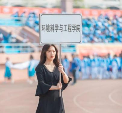 又一行走的招生简章火了，运动会举牌女生刷屏，可网友不买账