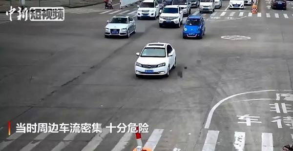 17岁男孩开奥迪上路,亲生父亲让7岁儿子开奥迪上路