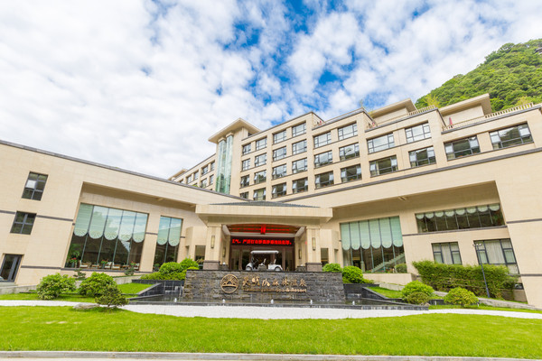 深藏在森林之中的温泉酒店,周末度假的好地方