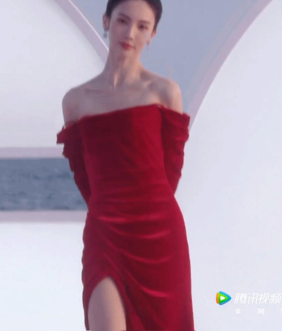 金晨瘦背瘦手臂,金晨又成功穿出三七分比例身材