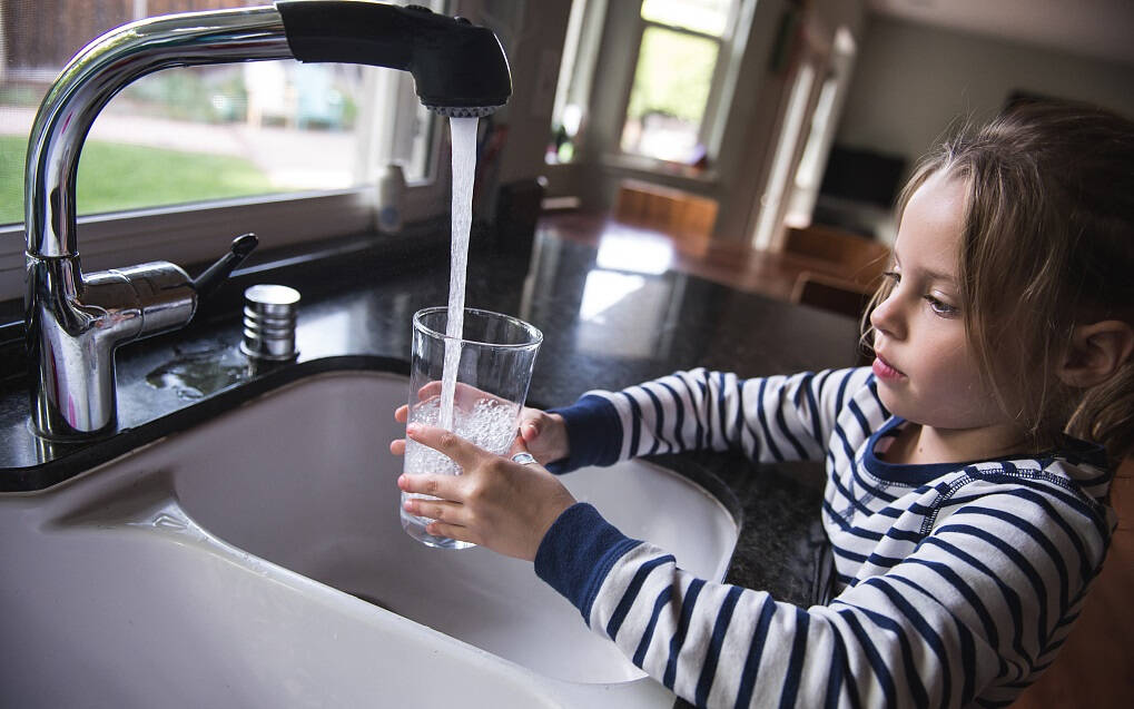 去除自来水中的氯能用高锰酸钾吗,水质余氯怎么消除