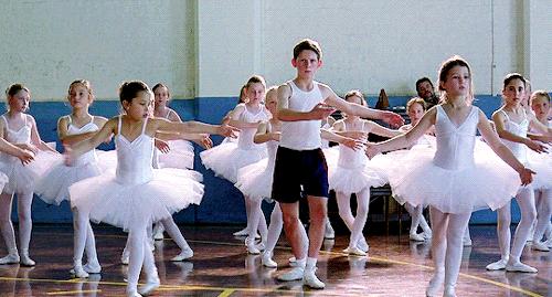 乔治穿芭蕾被嘲讽性别刻板印象,乔治小王子跳芭蕾视频