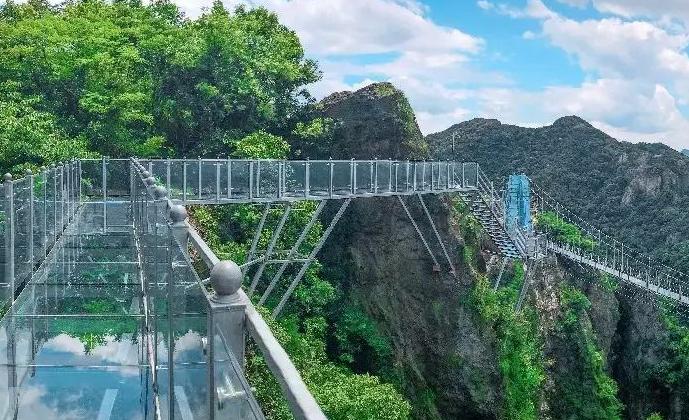 安徽马仁奇峰的奇迹，玻璃栈道宛如游龙，地貌独特