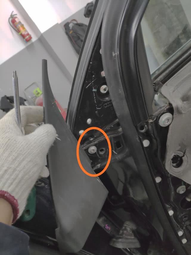 奥迪a6车窗关不上怎么临时关上,奥迪a6换完升降器玻璃升不到顶