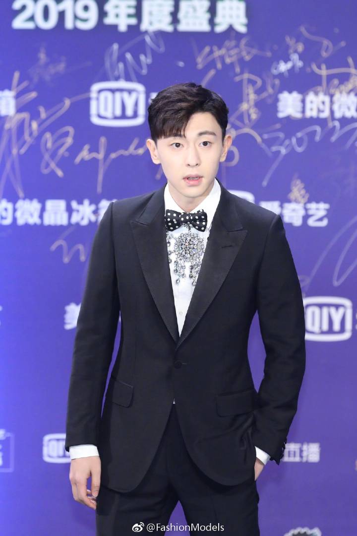 邓伦刘昊然同框热聊,两个人好直男呀,但旁边的关晓彤尴尬了