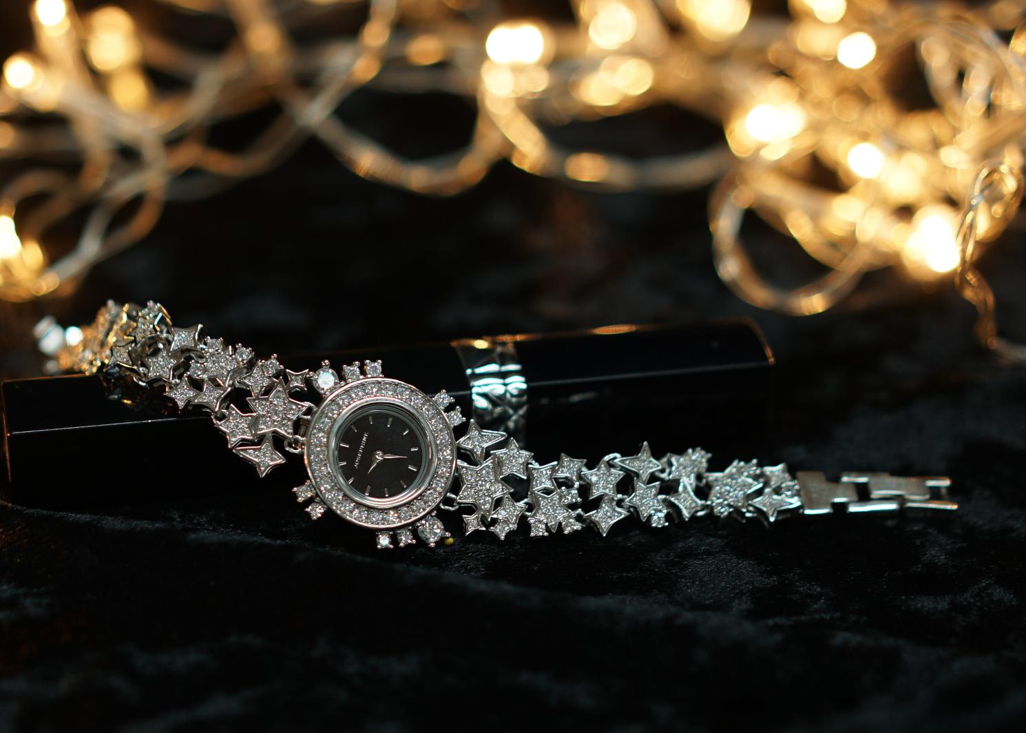 社交场合手镯的佩戴,社交场合怎么戴珠宝