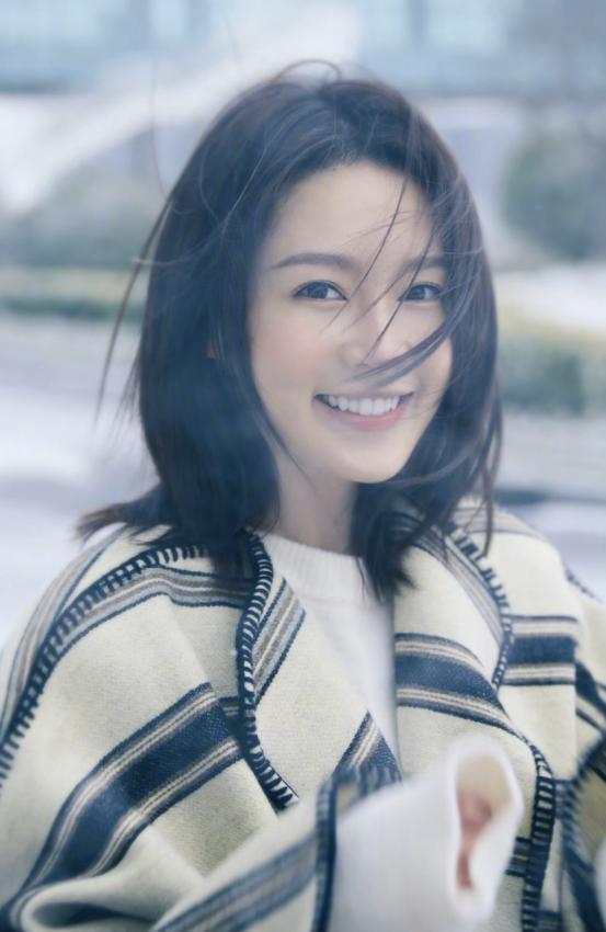 李沁穿湖蓝色大衣清新又高级!搭配同色系打底衫,气质满满好美丽