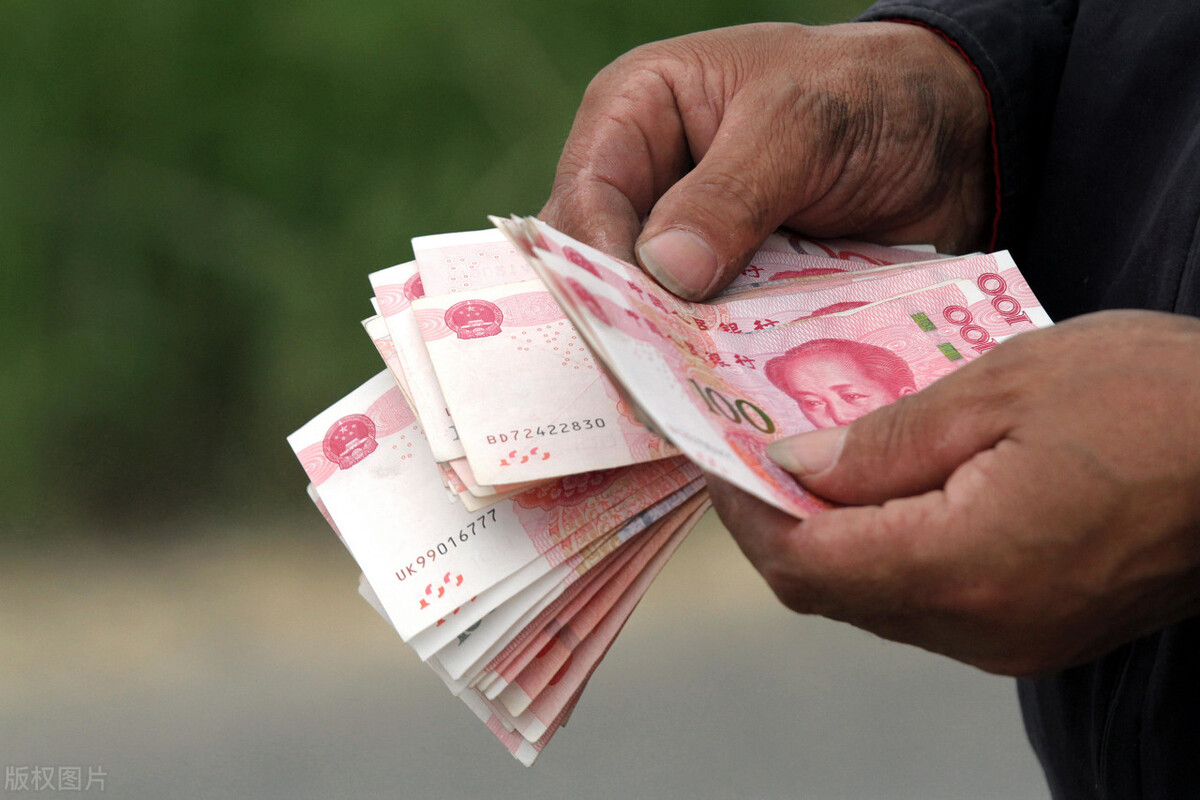 员工以单位停发受伤工资为由辞职状告单位支付补偿金,员工赢了