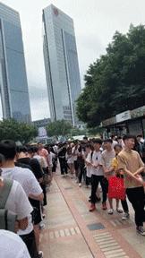 三秒卖衣服,摆地摊30秒卖出一件衣服