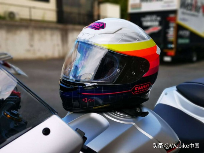 shoei与arai哪个好,shoei和arai外观颜值