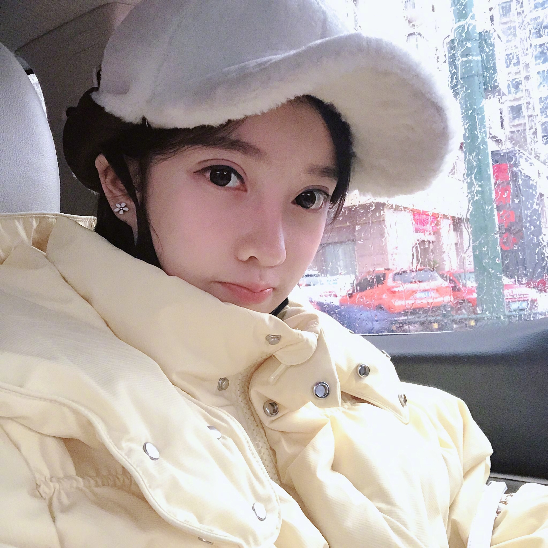 冯提莫坐在直播间里摇头晃脑,冯提莫直播间互动回放