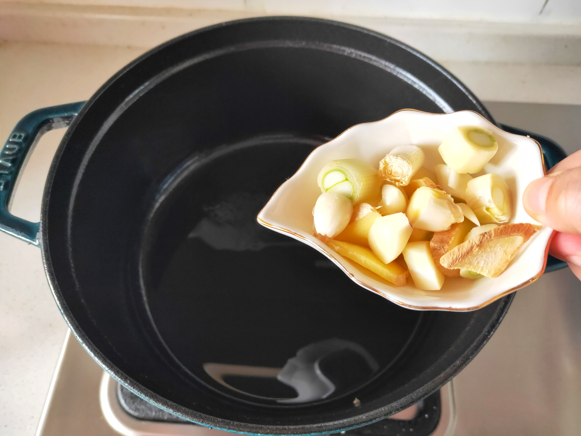 何炅做麻辣烫是啥节目,何炅自制麻辣烫家常做法