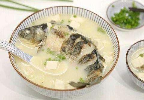 炖鱼时禁忌什么调料,啤酒炖鱼家常做法鱼肉鲜嫩无腥味