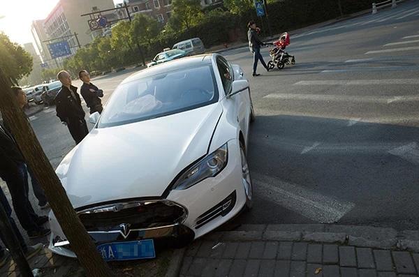 科技感特斯拉发光运动鞋,特斯拉创意足球