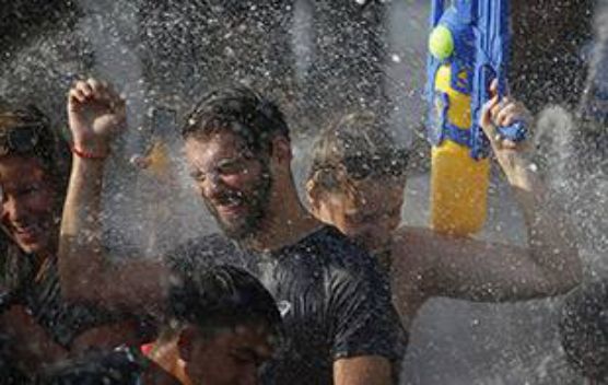 正是泼水时领事直通车提醒您