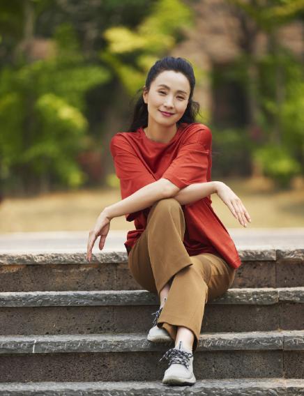 陶虹穿露肩连衣裙,被陶虹惊艳的照片