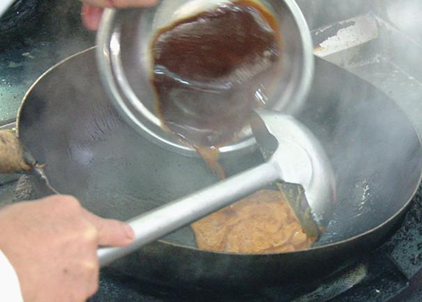 鲁菜经典｜大师揭秘正宗黄焖鸡，色泽黄亮，口感滑嫩，酱香醇厚