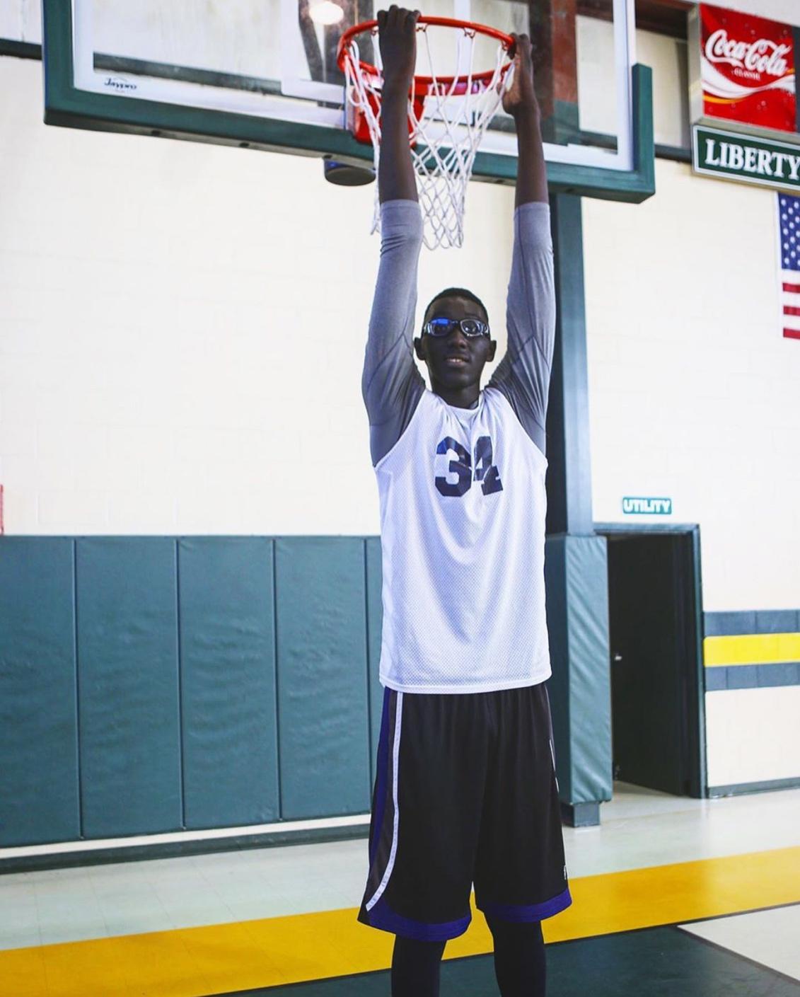 黑人版姚明，臂展2米5，站着轻松扣篮，多次大帽锡安，却最终落选