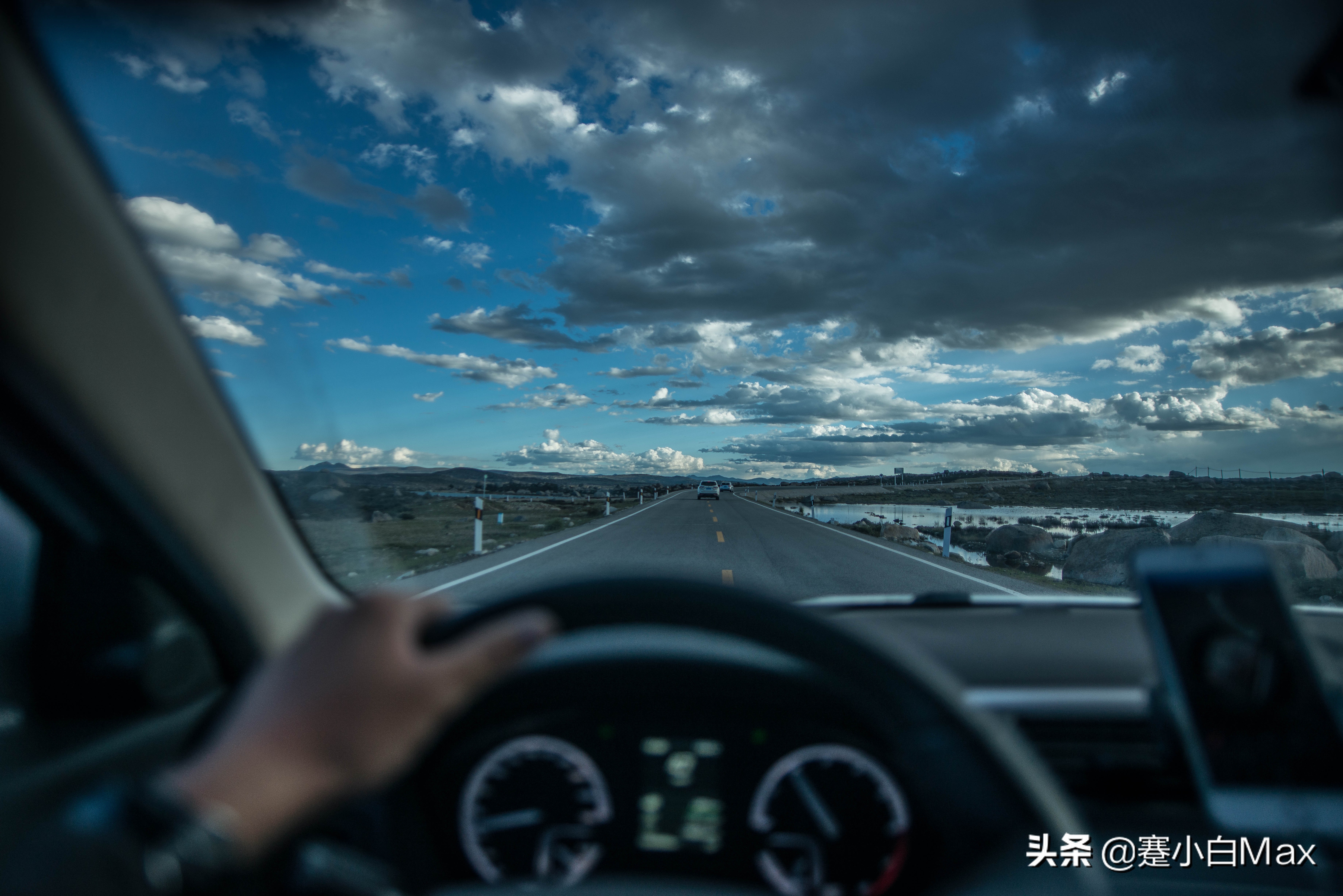 稻城亚丁的文章是谁写的,关于稻城亚丁的一本小说