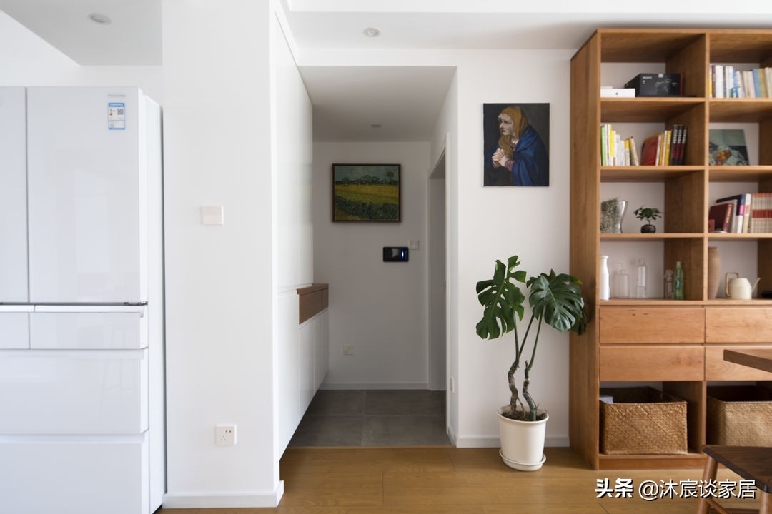 她把家布置得复古又温馨，室内被绿植环绕，这样的家，住着真舒服