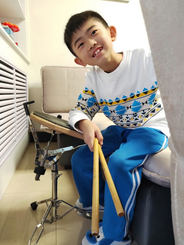 小孩的胳膊断了,儿子的手臂很细很瘦