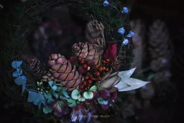 深山老林自建豪华木屋隐居生活,90后小情侣隐居深山建别墅仅花6万