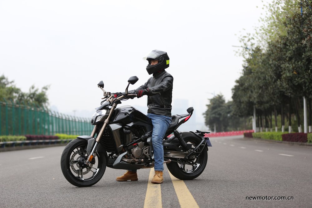 升仕310V试驾/多图:舒适好骑的运动太子车,标配ABS,全LED灯具