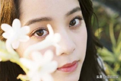 喜欢晒眼睛特写的小花,“苍蝇腿”睫毛触及审美低谷,无法理解