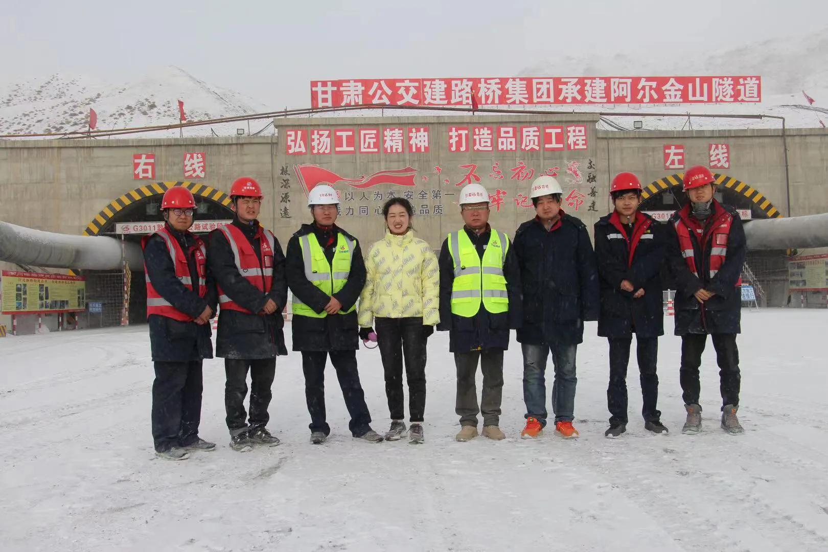 阿尔金山上的“路桥”人