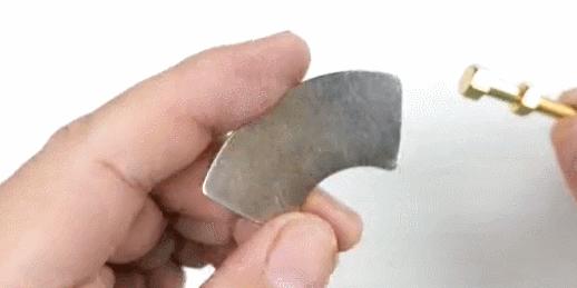 拆家也能火?40岁大叔靠拆东西吸粉190万,被称为反向爱迪生