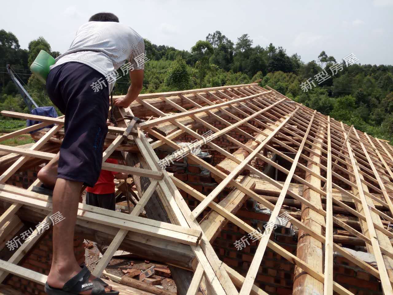 自建房屋顶漏水的永久处理方法,自建房屋屋顶漏水怎么解决