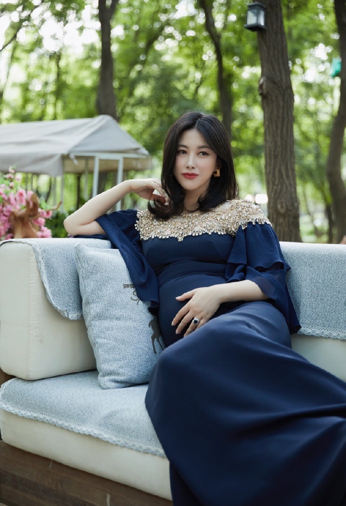 朱珠晒孕期日常照，身材走样明显胳膊粗壮，6个月孕肚任由马亲吻