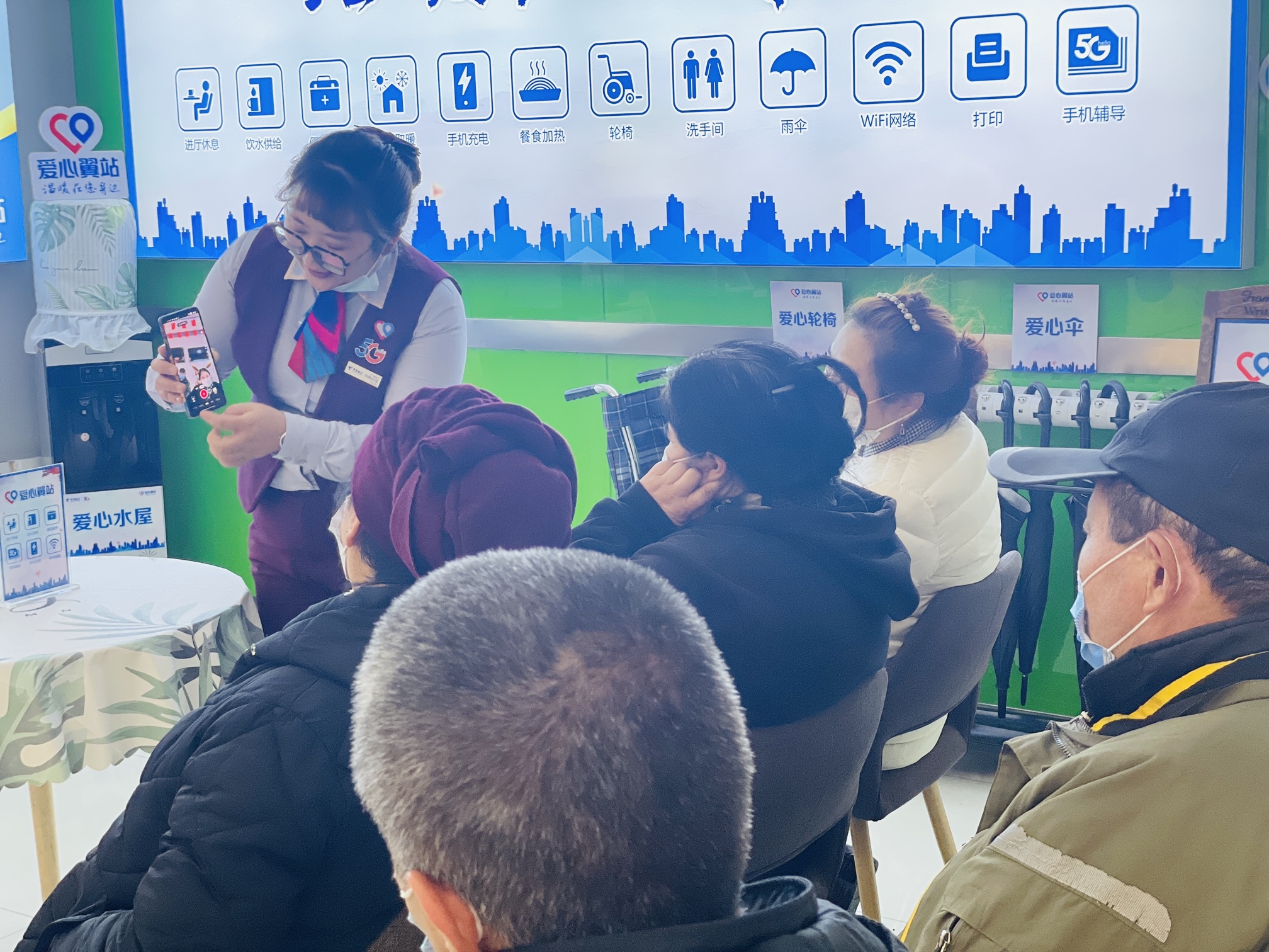 老人享受智慧新生活很难？网友：这届老baby不要太6！