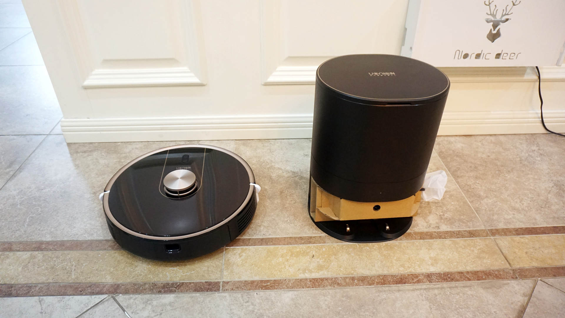 如何操作智能自动吸尘扫地机 (最简单的集尘扫地机器人)