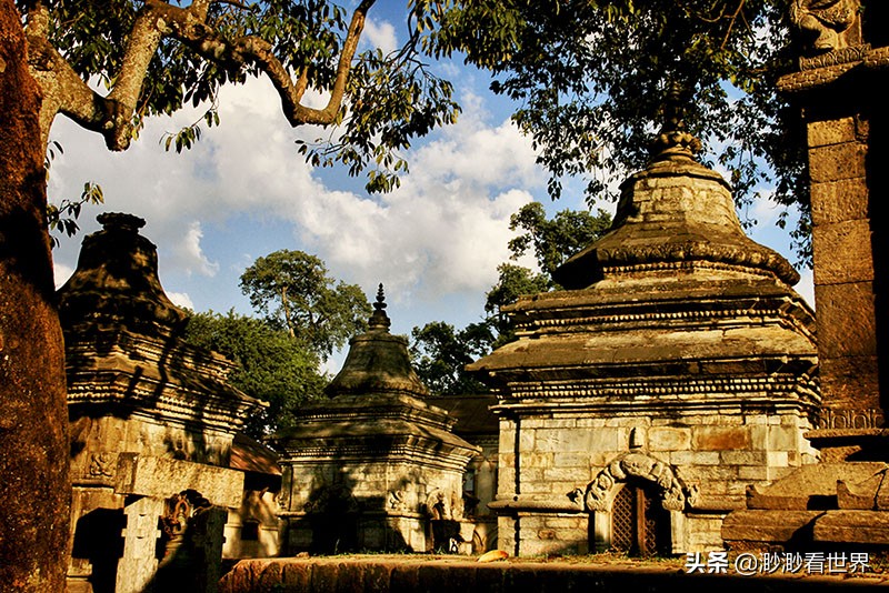 尼泊尔恒河上的烧尸庙,夜游尼泊尔烧尸庙